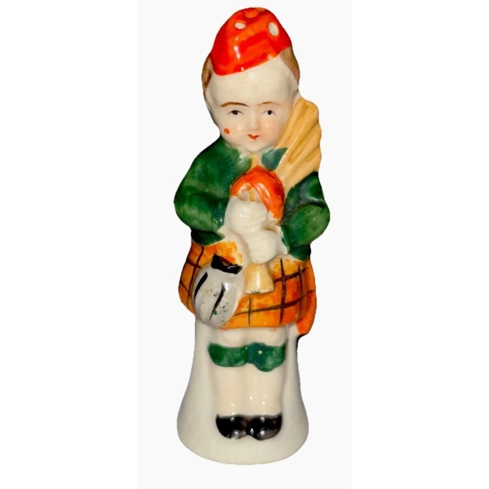 Vtg SCOTTISH COUPLE w Bagpipes & Basket Porcelain Salt & Pepper Shaker Set Japan
